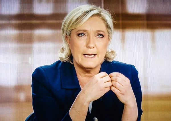 Θαλάσσια Le pen υποψήφιος να Γάλλος Πρόεδρος συζητούν με συγκρότημα — Φωτογραφία Αρχείου