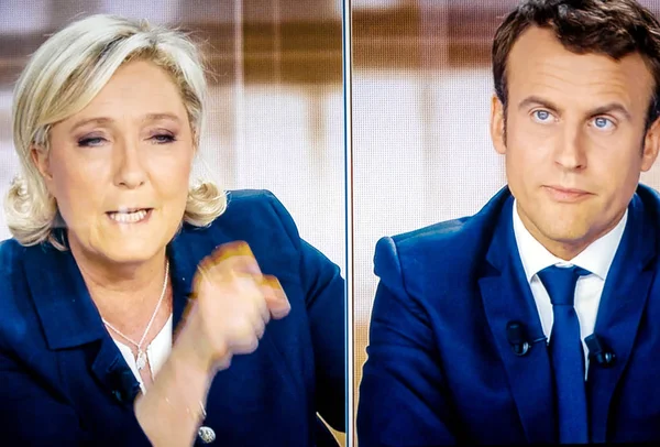 Emmanuel Macron debatiendo en directo en la televisión francesa con Marine Le Pen —  Fotos de Stock