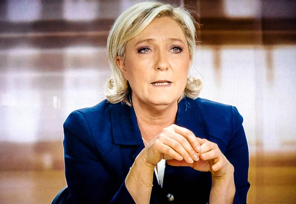 Marine Le Pen candidata al presidente francés debatiendo con Emmanu —  Fotos de Stock
