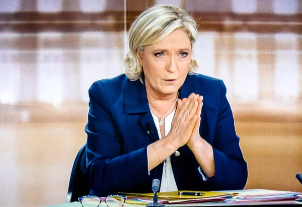 Marine Le pen candidate to french President debating with Emmanu — Stock Photo, Image