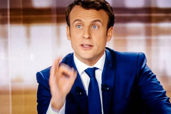Emmanuel Macron berdebat langsung di televisi Perancis dengan Marine Le Pen — Stok Foto