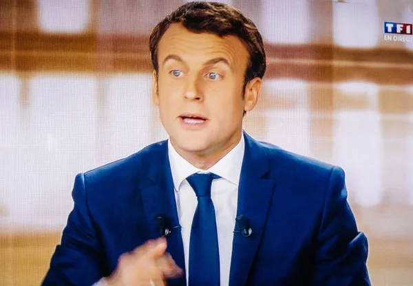 Emmanuel Macron berdebat langsung di televisi Perancis dengan Marine Le Pen — Stok Foto