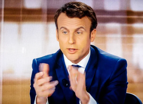 Emmanuel Macron debatiendo en directo en la televisión francesa con Marine Le Pen —  Fotos de Stock