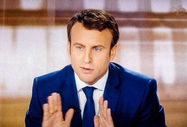 Emmanuel Macron debatiendo en directo en la televisión francesa con Marine Le Pen —  Fotos de Stock