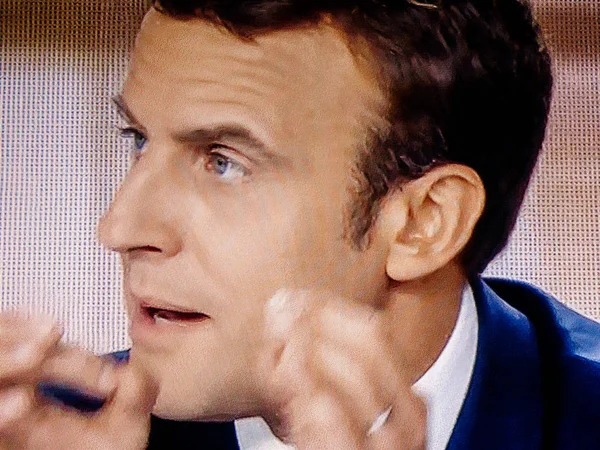 Emmanuel Macron debatiendo en directo en la televisión francesa con Marine Le Pen —  Fotos de Stock