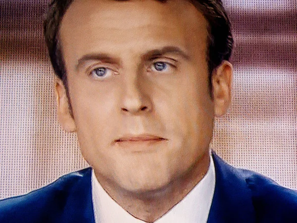 Emmanuel Macron debatiendo en directo en la televisión francesa con Marine Le Pen —  Fotos de Stock