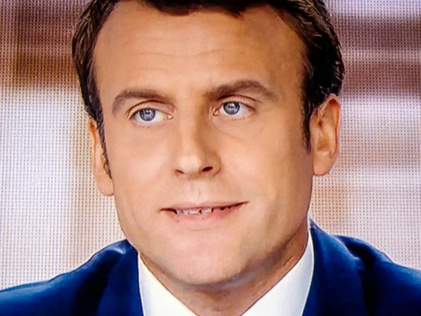 Emmanuel Macron debatiendo en directo en la televisión francesa con Marine Le Pen —  Fotos de Stock