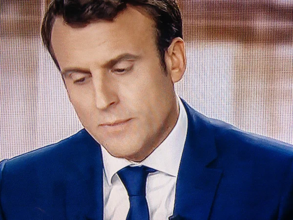 Emmanuel Macro debatiendo en directo en la televisión francesa con Marine Le —  Fotos de Stock