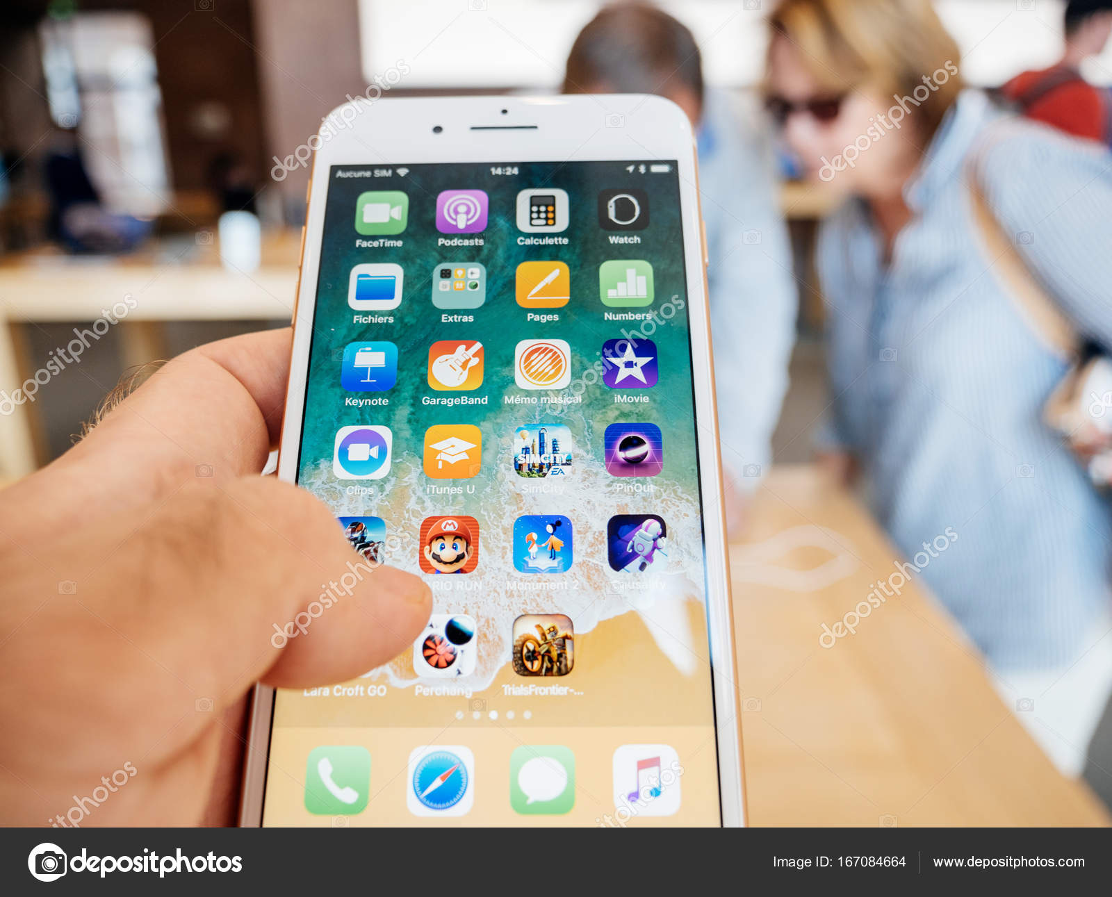Dempsey sağlık polis  New iPhone 8 and iPhone 8 Plus in Apple Store with seniors buing – Stock  Editorial Photo © ifeelstock #167084664
