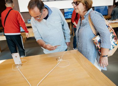 Yeni iphone 8 ve iphone 8 artı buyin yaşlılar ile Apple Store