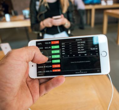 Yeni iphone 8 ve iphone 8 artı Apple Store altaba grafik 