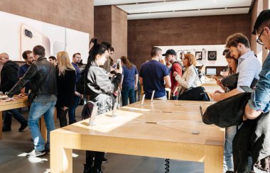 Yeni iphone 8 ve iphone 8 artı Apple Store kalabalık ve IPH