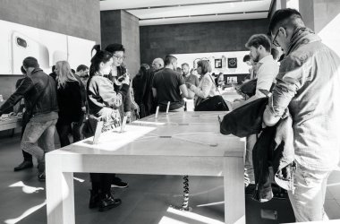 Yeni iphone 8 ve iphone 8 artı Apple Store kalabalık ve IPH