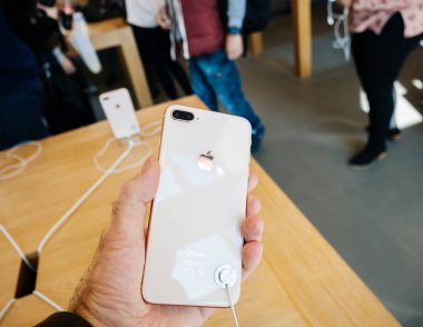 Yeni iphone 8 ve iphone 8 artı Apple Store pov üzerinde gl ile
