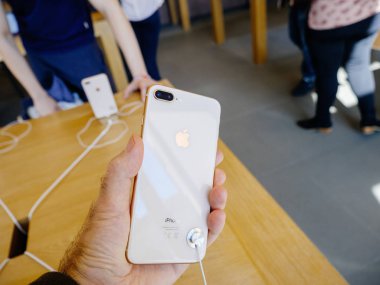 Yeni iphone 8 ve iphone 8 artı Apple Store pov üzerinde gl ile