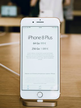 Yeni iphone 8 ve iphone 8 artı iphne chargin ile Apple Store