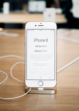 Yeni iphone 8 ve iphone 8 artı iphne chargin ile Apple Store