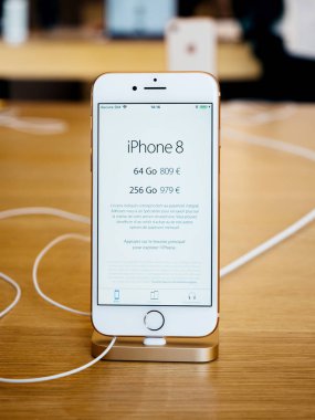 Yeni iphone 8 ve iphone 8 artı iphne chargin ile Apple Store