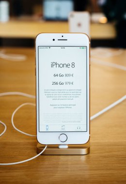 Yeni iphone 8 ve iphone 8 artı iphne chargin ile Apple Store