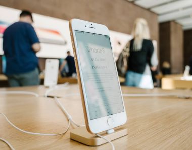 Yeni iphone 8 ve iphone 8 artı müşteriler ile Apple Store 
