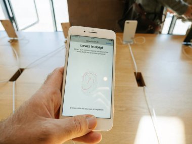 Yeni iphone 8 ve iphone 8 artı Apple Store touch kimliği, 