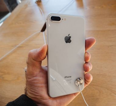 Yeni iphone 8 ve iphone 8 artı iphon holding ile Apple Store