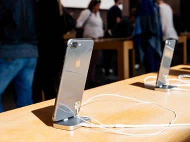 Yeni iphone 8 ve iphone Apple Store siyah 8 artı ben cam