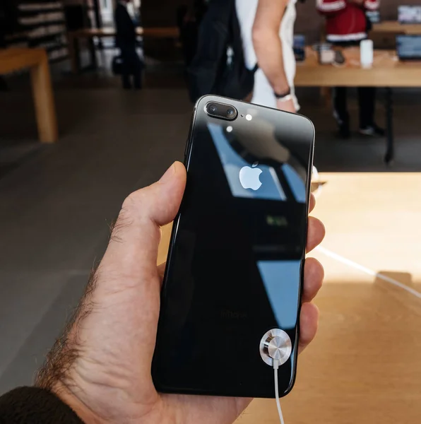 Nový iphone 8 a iphone 8 Plus v Apple Store s — Stock fotografie