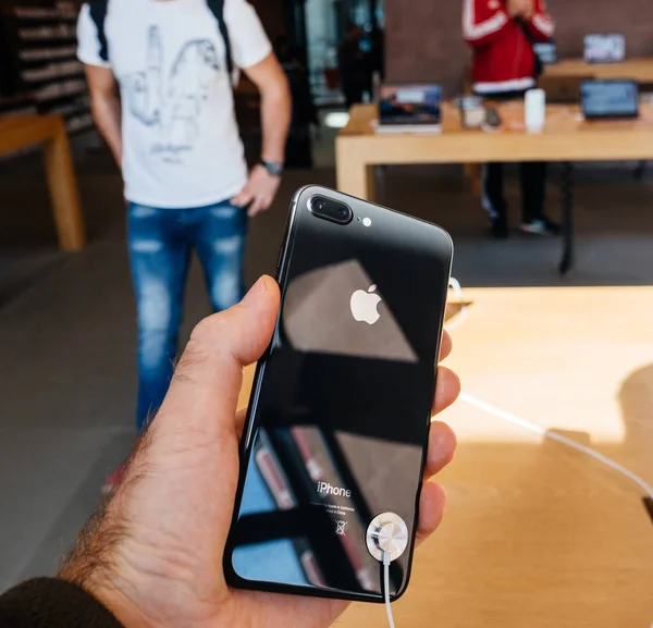 Новий iphone 8 і iphone 8 плюс в Apple Store з — стокове фото