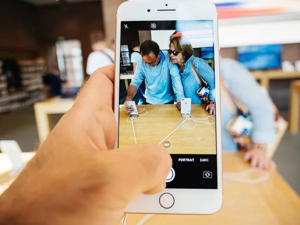 New iPhone 8 and iPhone 8 Plus in Apple Store with seniors buyin — Stock Photo, Image