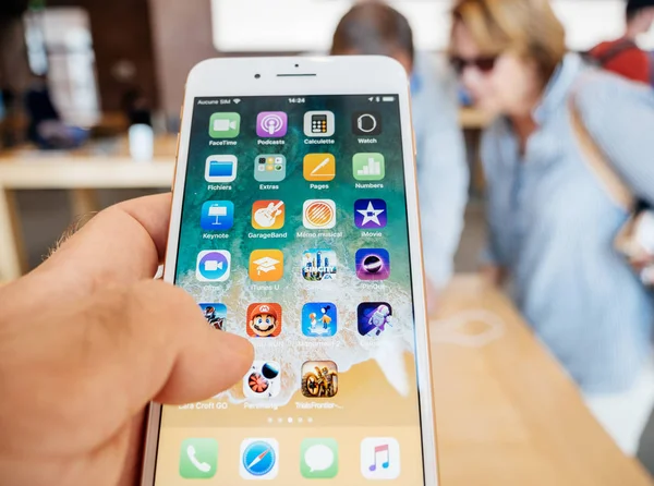 Yeni iphone 8 ve iphone 8 artı yaşlılar buing ile Apple Store