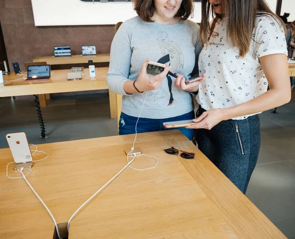 Nuovo iPhone 8 e iPhone 8 Plus in Apple Store con le ragazze che acquistano — Foto Stock