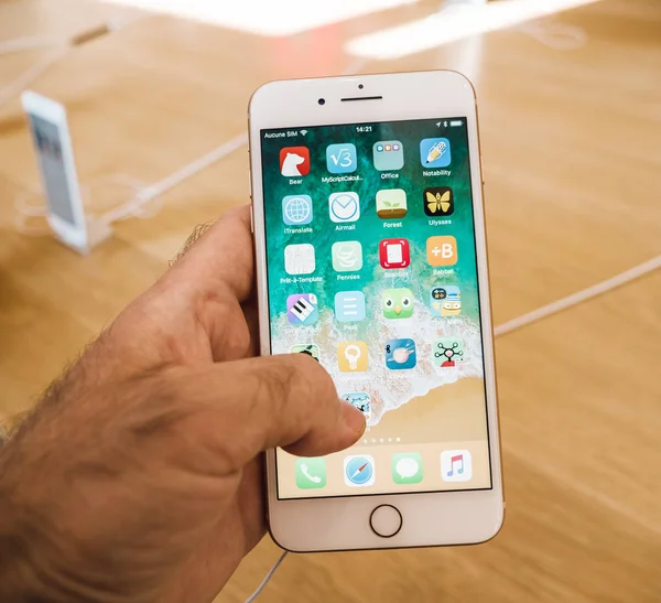 Nuevo iPhone 8 y iPhone 8 Plus en Apple Store con aplicaciones de escritorio —  Fotos de Stock