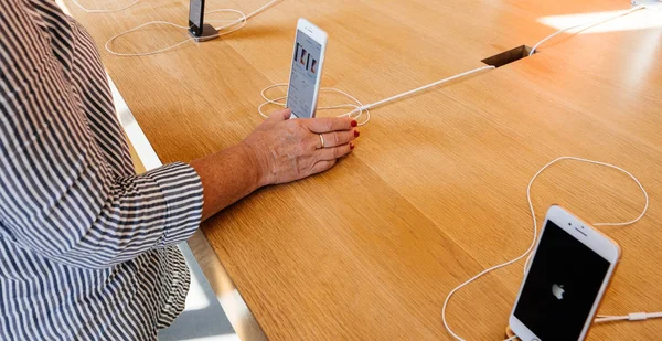 Nový iphone 8 a iphone 8 Plus v Apple Store se starší ženou — Stock fotografie
