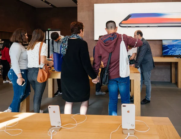 8 το νέο iphone και iphone 8 συν στο Apple Store με το Apple Watch ένα — Φωτογραφία Αρχείου