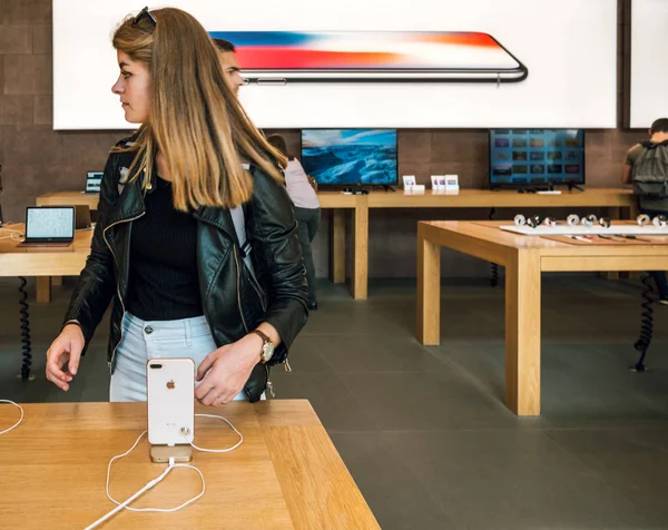 8 το νέο iphone και iphone 8 συν στο Apple Store με το iphone 8 — Φωτογραφία Αρχείου