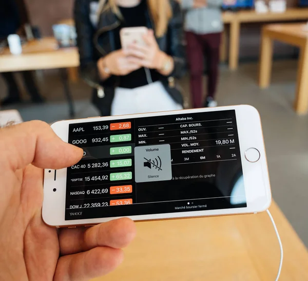 Nouvel iPhone 8 et iPhone 8 Plus dans l'Apple Store avec graphique altaba — Photo