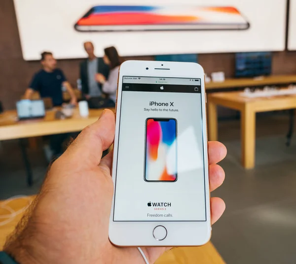 Nowy iphone 8 i iphone 8 Plus w Apple Store z iphone x, — Zdjęcie stockowe