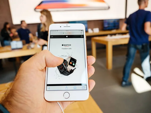 Nya iphone 8 och iphone 8 Plus i Apple Store med Apple Watch — Stockfoto