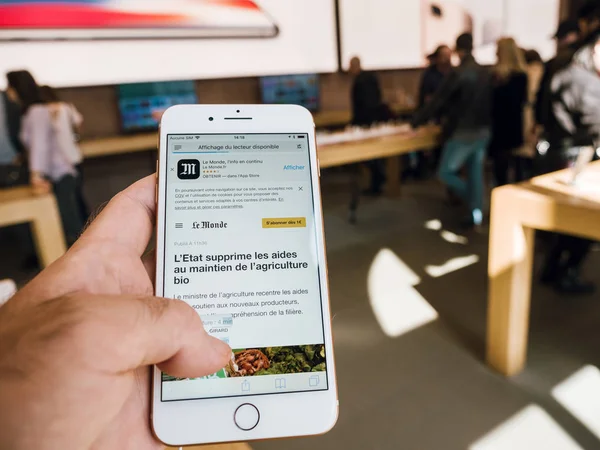Nieuwe iphone 8 en iphone 8 Plus in Apple Store met Le Monde app — Stockfoto