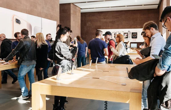 Nuevo iPhone 8 y iPhone 8 Plus en Apple Store con multitud y iph — Foto de Stock