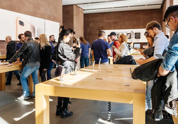 Yeni iphone 8 ve iphone 8 artı Apple Store kalabalık ve IPH