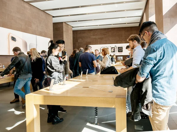 Yeni iphone 8 ve iphone 8 artı Apple Store kalabalık ve IPH