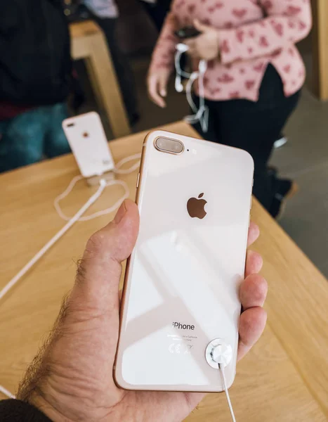 Nuevo iPhone 8 y iPhone 8 Plus en Apple Store con pov en el gl — Foto de Stock