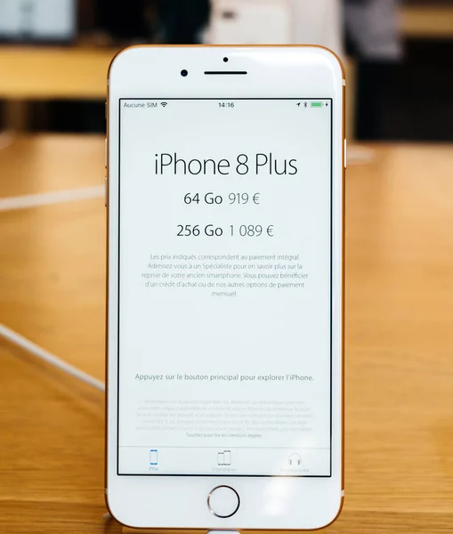 Novo iPhone 8 e iPhone 8 Plus na Apple Store com iphne chargin — Fotografia de Stock