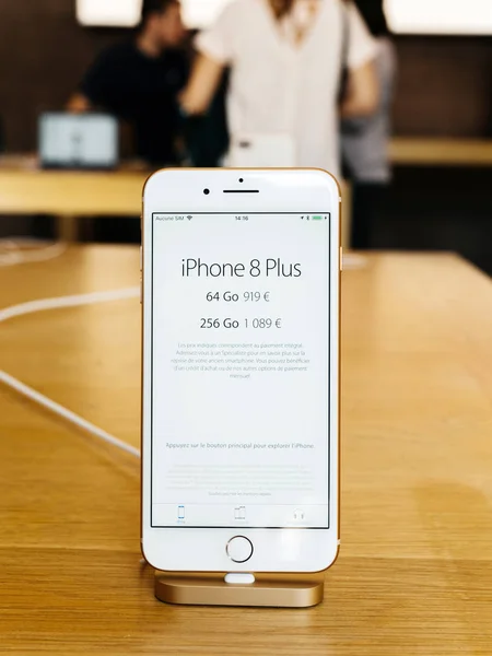 Nuovo iPhone 8 e iPhone 8 Plus in Apple Store con ricarica iphne — Foto Stock