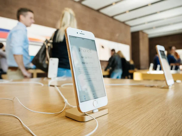 Nový iphone 8 a iphone 8 Plus v Apple Store se zákazníky v — Stock fotografie