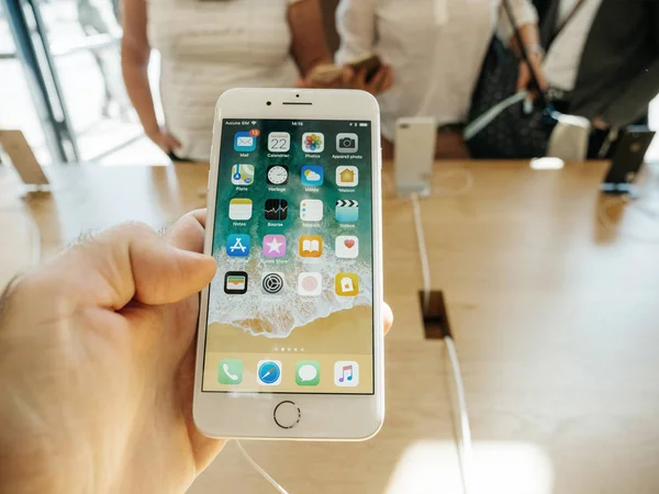 Nieuwe iphone 8 en iphone 8 Plus in Apple Store pov op apps — Stockfoto