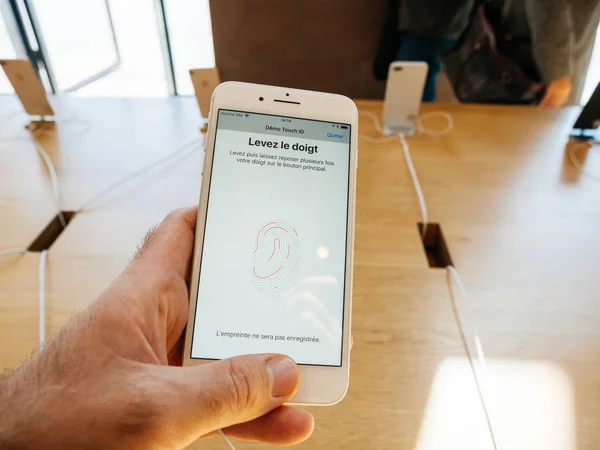 8 の新しい iphone と iphone 8 プラス タッチ id のアップル ストアで, — ストック写真