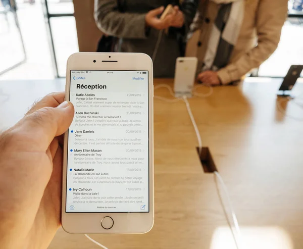 New iPhone 8 and iPhone 8 Plus in Apple Store with mail app — Stock Photo, Image